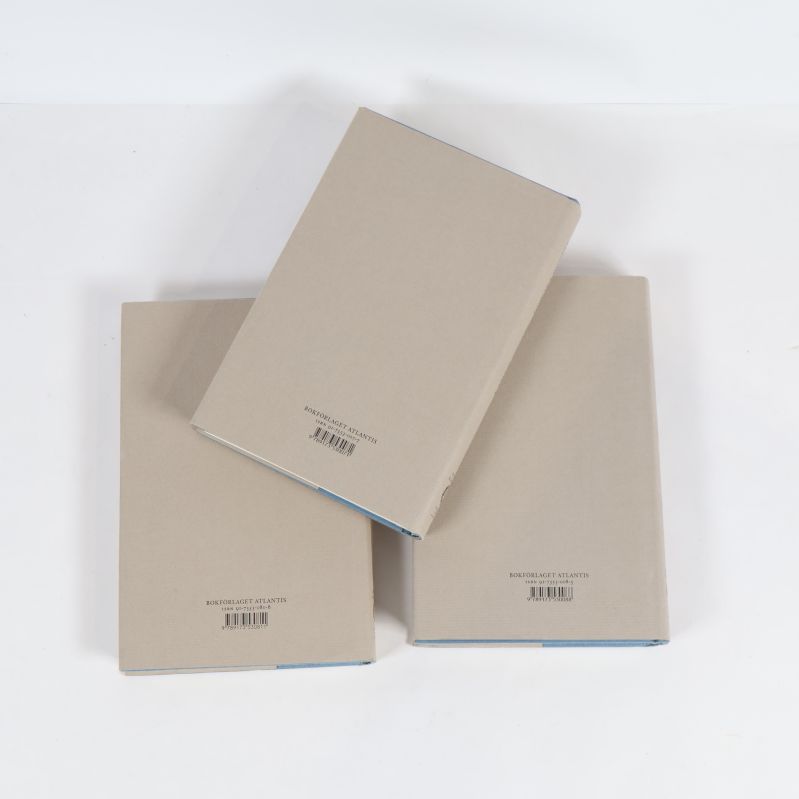 Baksidor av tre böcker med barcodes synliga