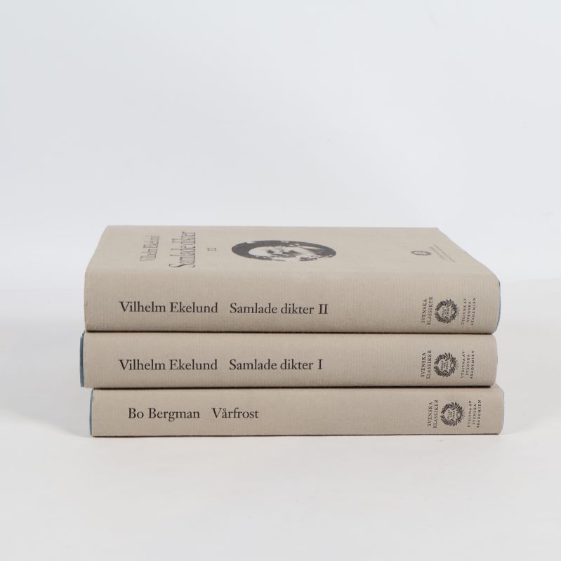 Tre böcker liggande på rad, titlarna synliga på ryggarna