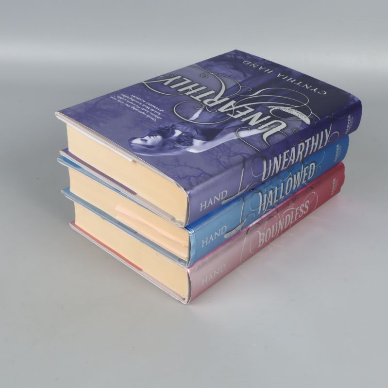 Tre böcker staplade på varandra, vinklad vy