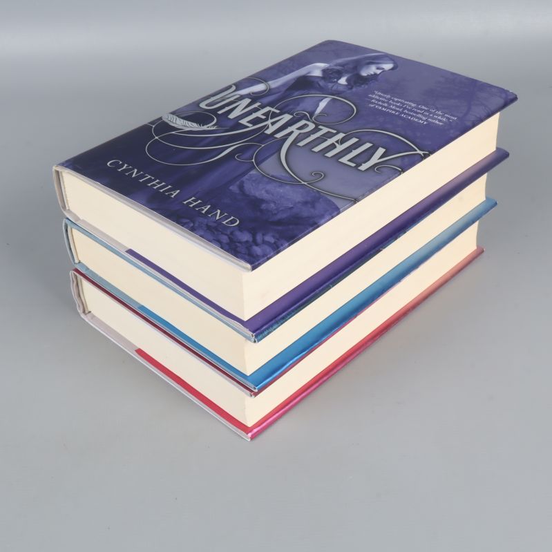 Bokpaket från annan vinkel med Unearthly överst