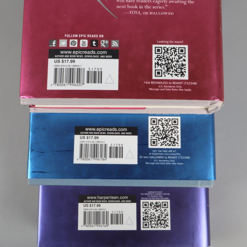 Närbild på streckkoder och ISBN på baksidan av böckerna