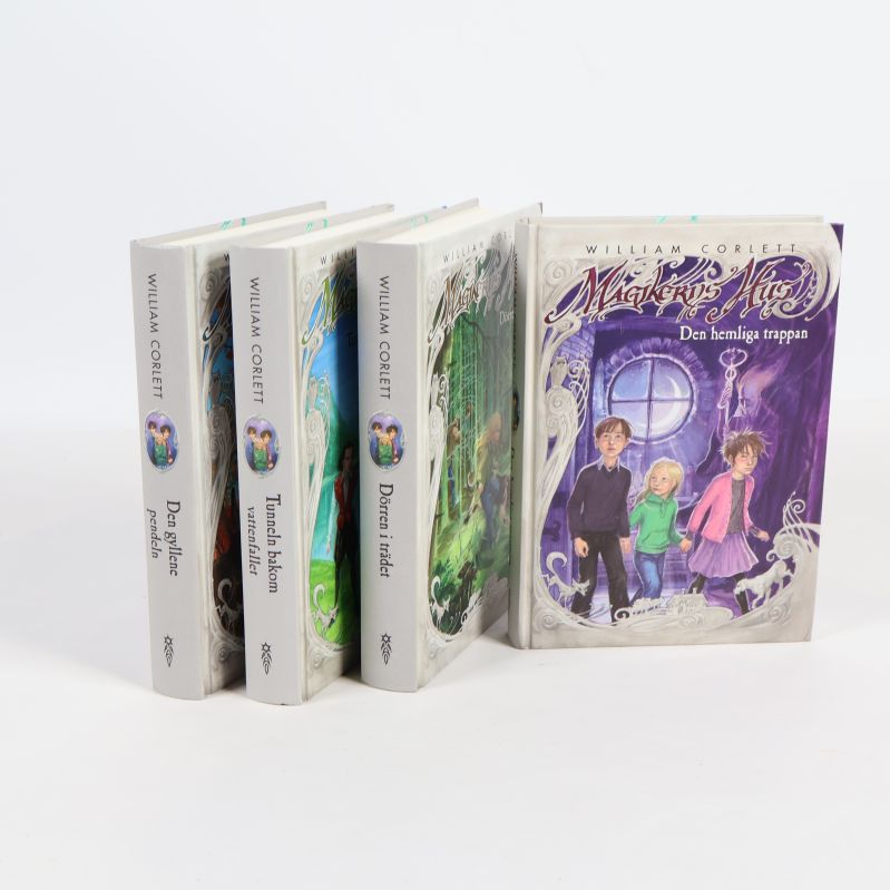 Fyra böcker ur Magikerns hus-serien av William Corlett stående sida vid sida