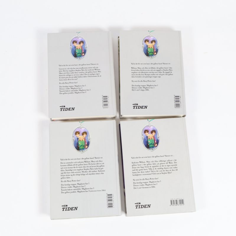 Baksidor på fyra böcker ur Magikerns hus-serien med illustration och sammanfattning