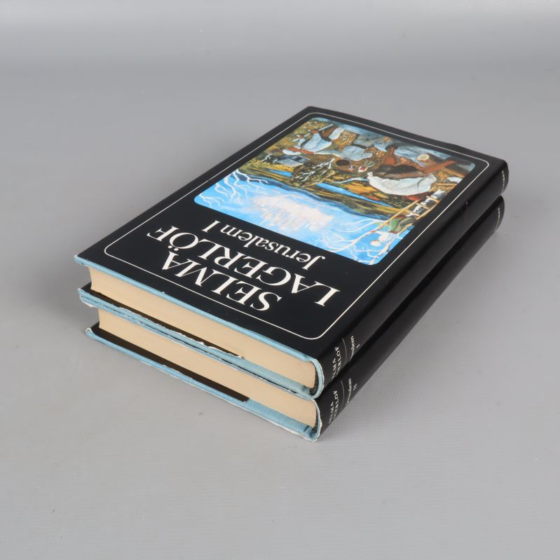 Två böcker av Selma Lagerlöf staplade, visar omslag och blad