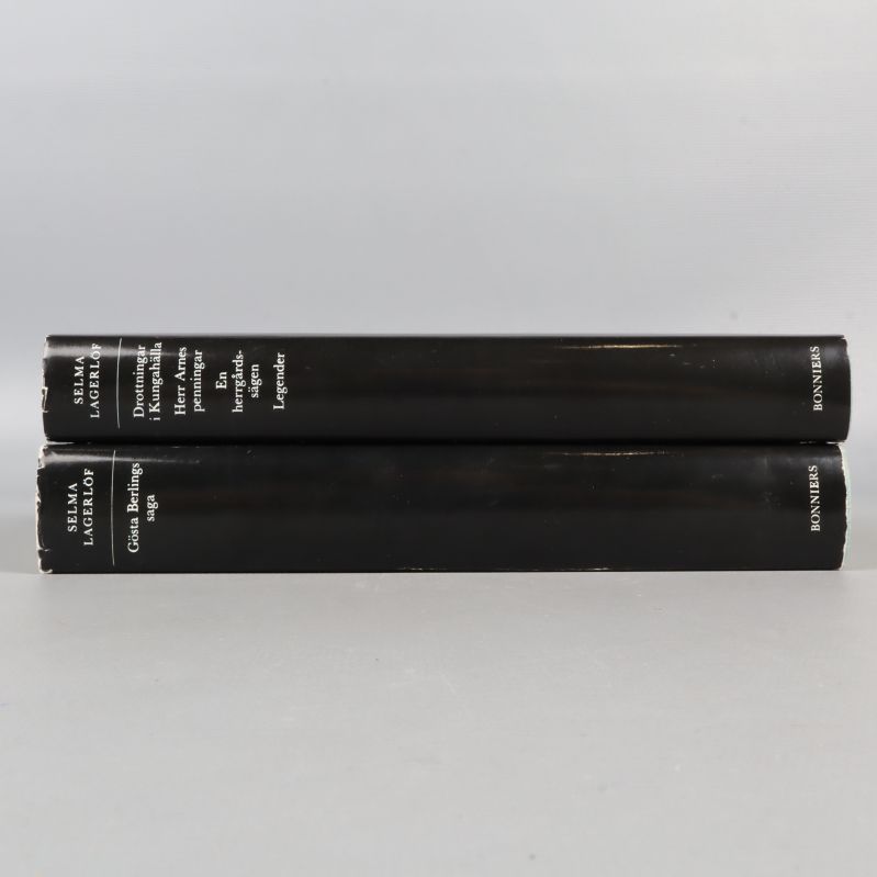 Bokryggar med Selma Lagerlöf- och Bonnierlogotyp