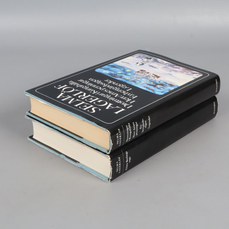 Två Selma Lagerlöf-böcker staplade, visar bokformat och omslag