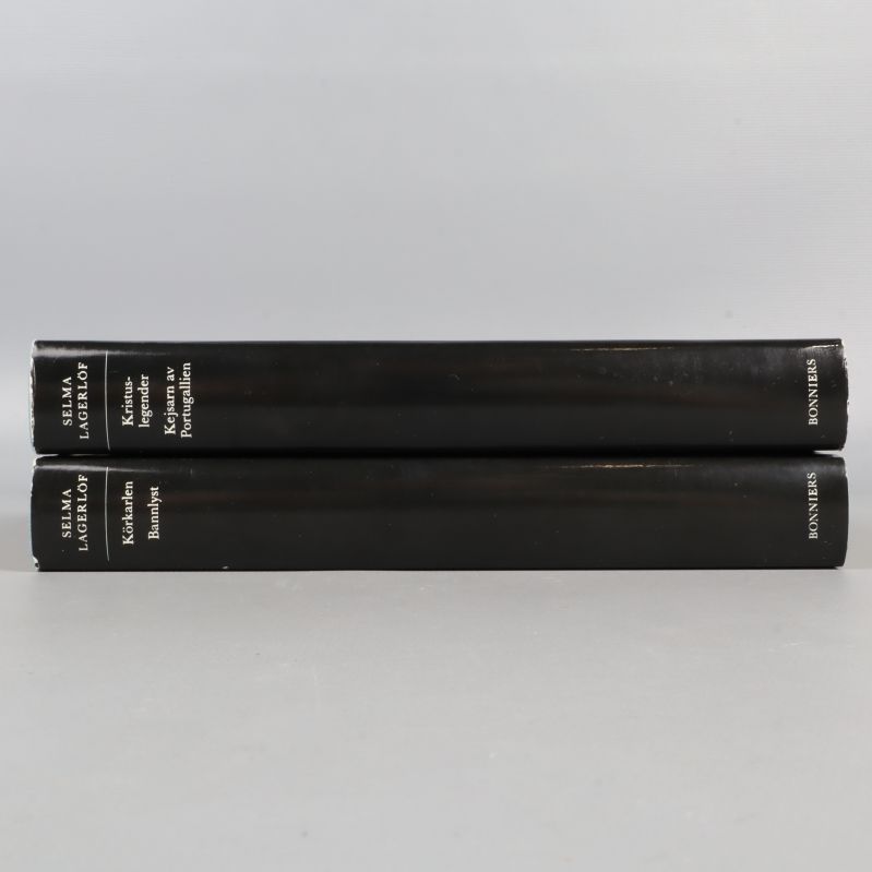 Bokryggar av Selma Lagerlöf-böcker, titlar och Bonnier-logotyp