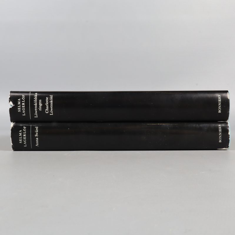 Ryggen av två svarta Bonniers-inbundna Selma Lagerlöf-böcker