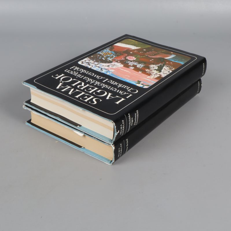 Två böcker staplade i vinkel där omslagen syns