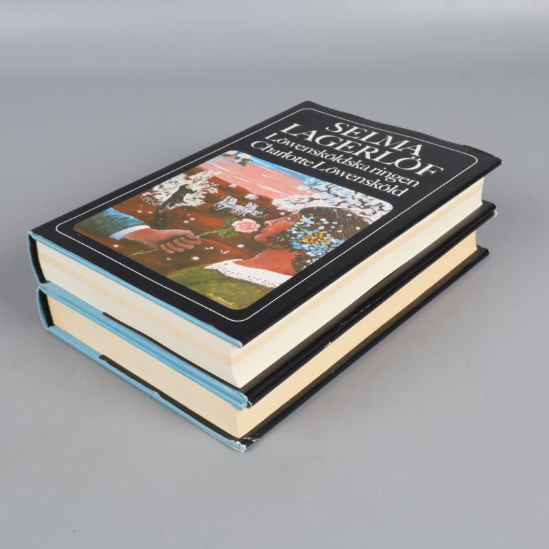 Två Selma Lagerlöf-böcker staplade med synlig pärm och inlaga