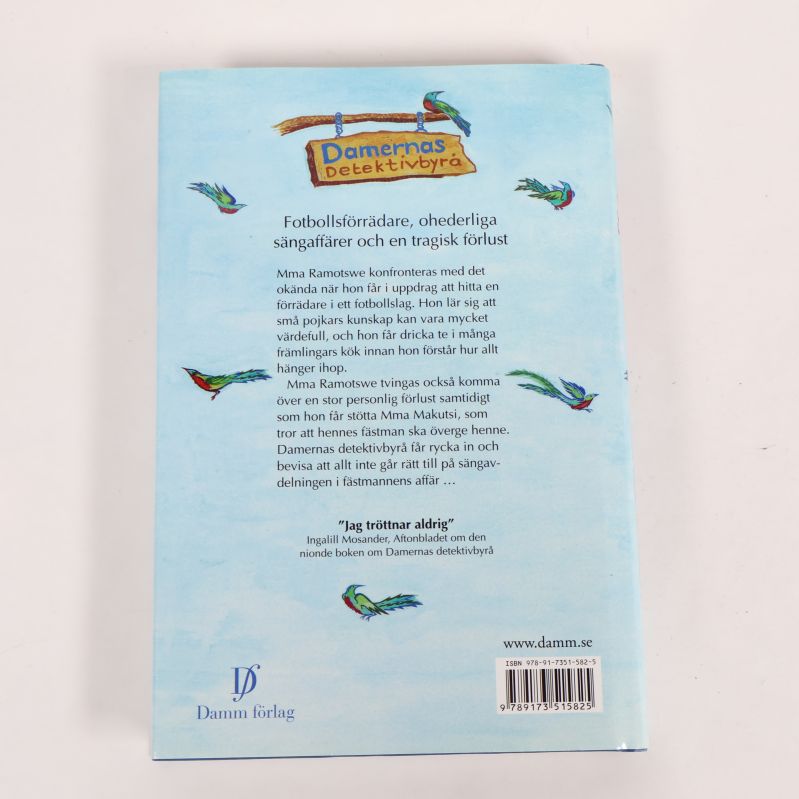 Baksidan av boken med Damernas detektivbyrå-text och kort beskrivning