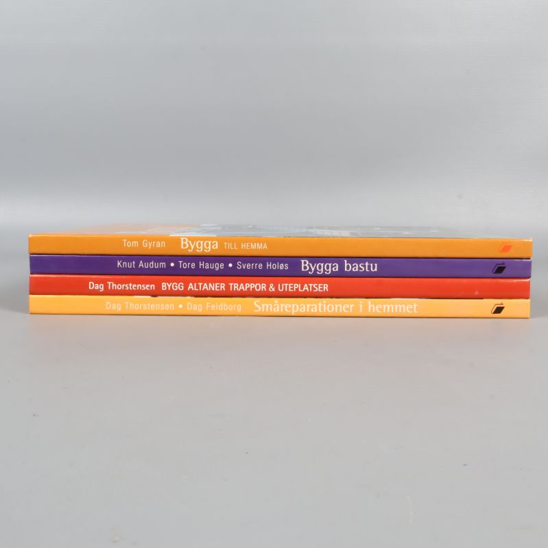 Bokryggar för fyra gör det själv-böcker staplade på varandra