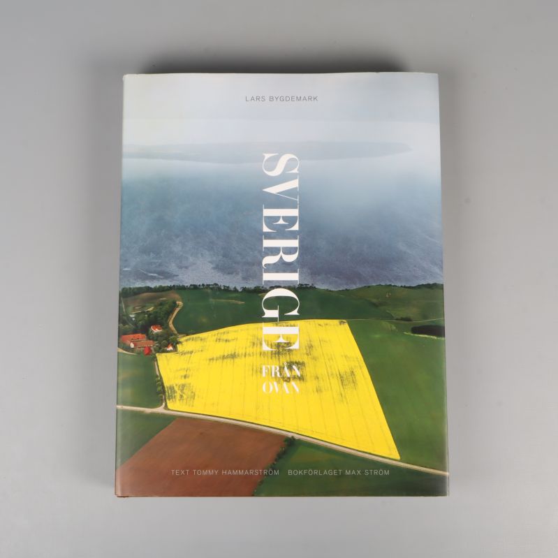 Framsidan av fotoboken Sverige från ovan med landskapsfoto