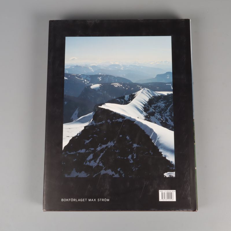 Baksidan av boken Sverige från ovan med snötäckta fjälltoppar