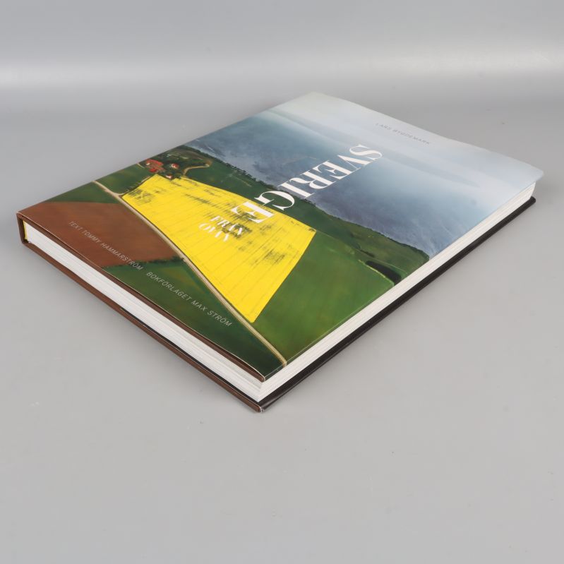 Sverige från ovan uppslagen med flygbilder över städer