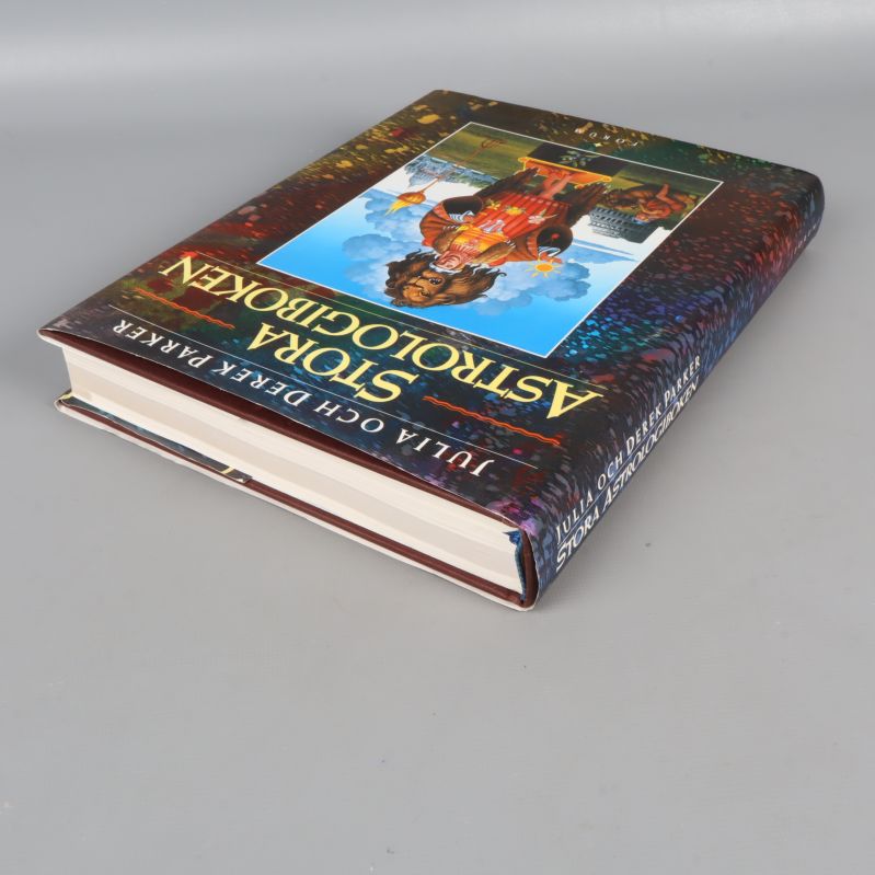 Stora astrologiboken i vinkel, synlig rygg och sidor