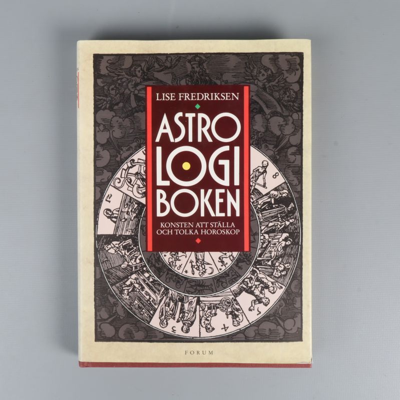 Framsidan av Astrologiboken med grafiskt zodiakmotiv och titeln synlig