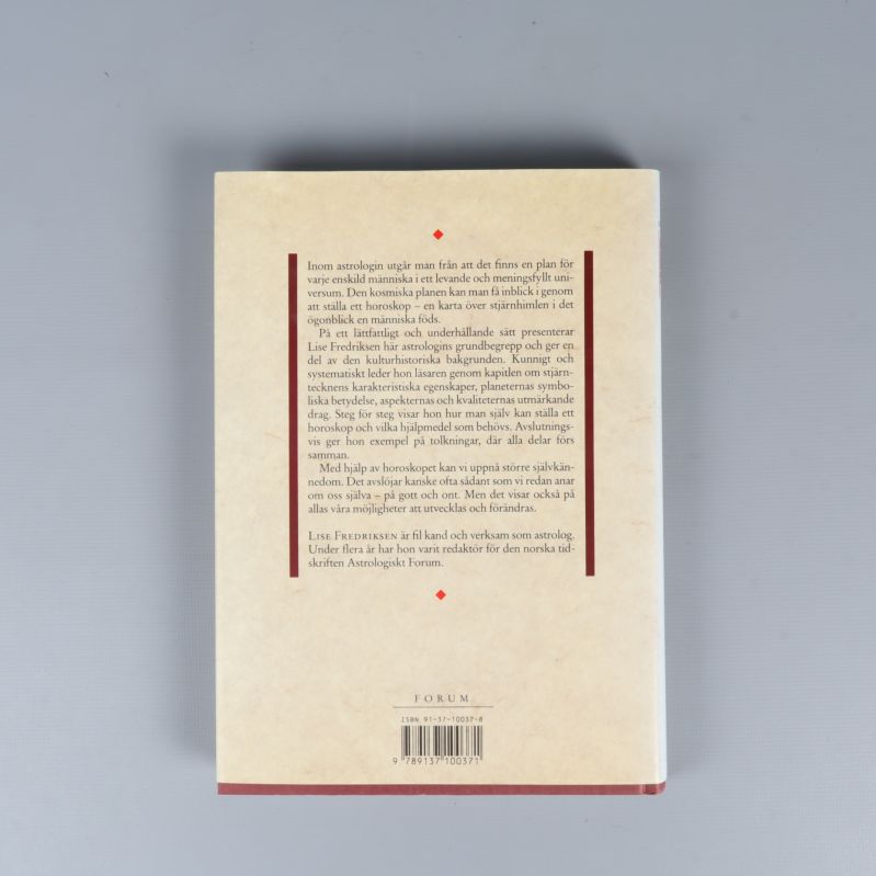 Baksidan av Astrologiboken med beskrivande text och ISBN-nummer