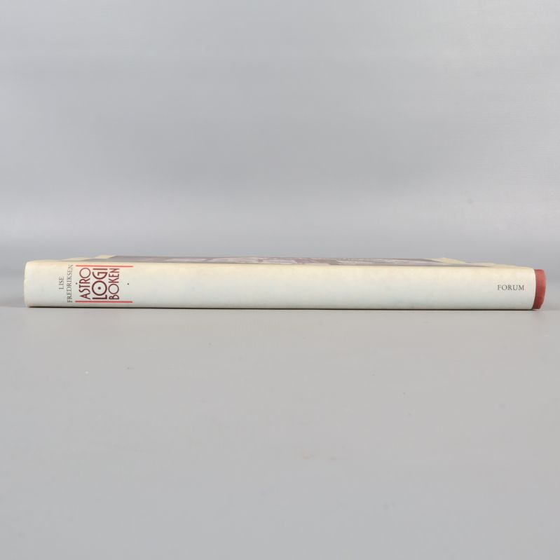 Bokrygg av Astrologiboken med titel och författare