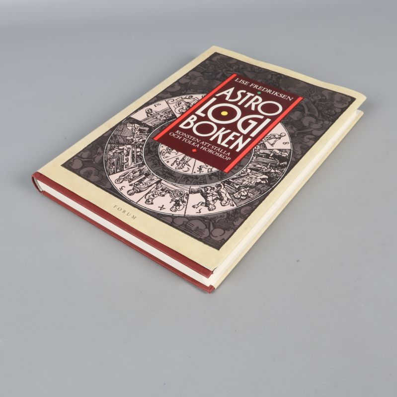 Astrologiboken i liggande vinkel med dekorativt omslag