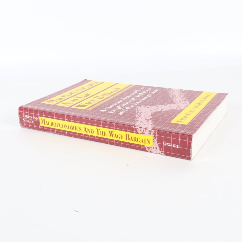 Boken Macroeconomics and the Wage Bargain liggande med synligt bokrygg