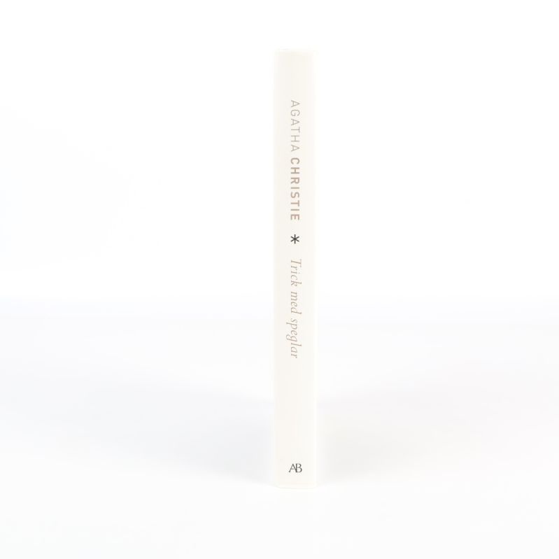 Ryggen på boken Trick med speglar av Agatha Christie med tydlig titel och författarnamn