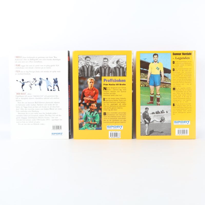 Baksidor av tre fotbolls böcker med bilder på fotbollsspelare och beskrivande text