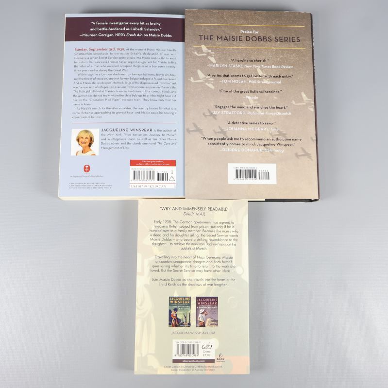 Baksidor med presentationer av tre böcker av Jacqueline Winspear