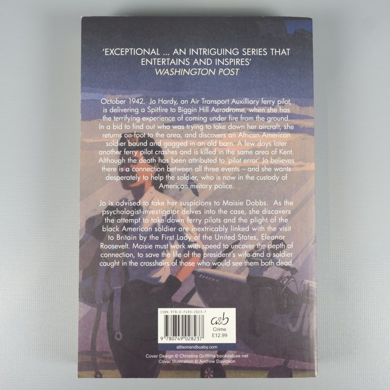 Baksida av boken med sammanfattning och synlig ISBN-kod