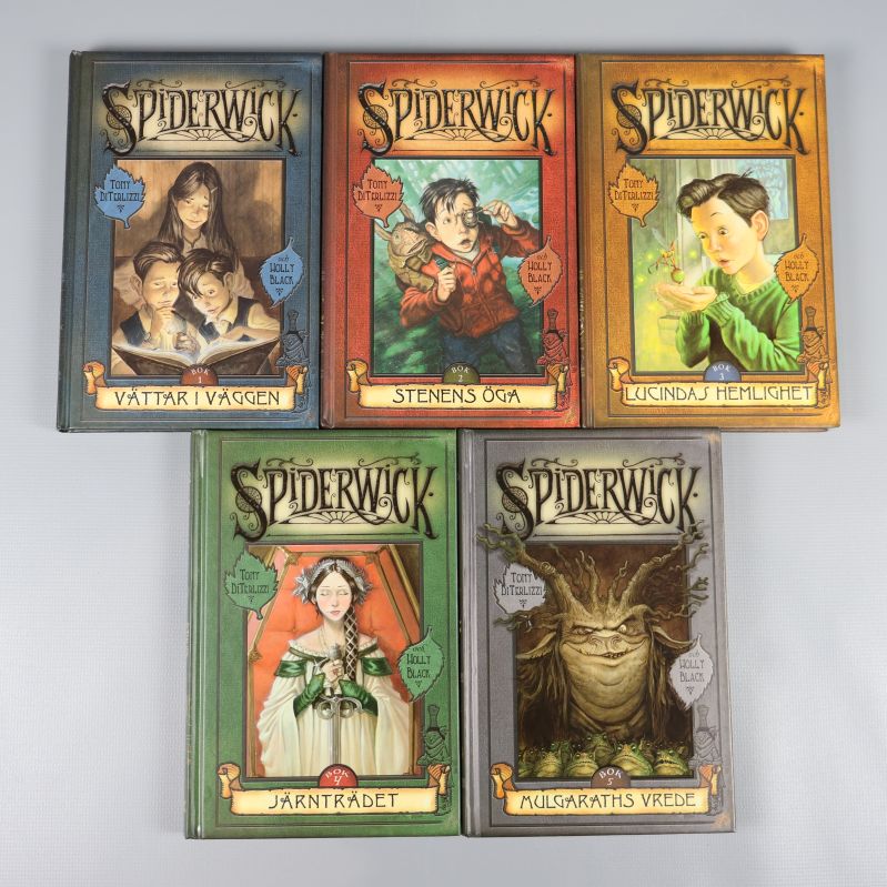 Fem Spiderwick-böcker uppslagna med färgglada illustrerade omslag