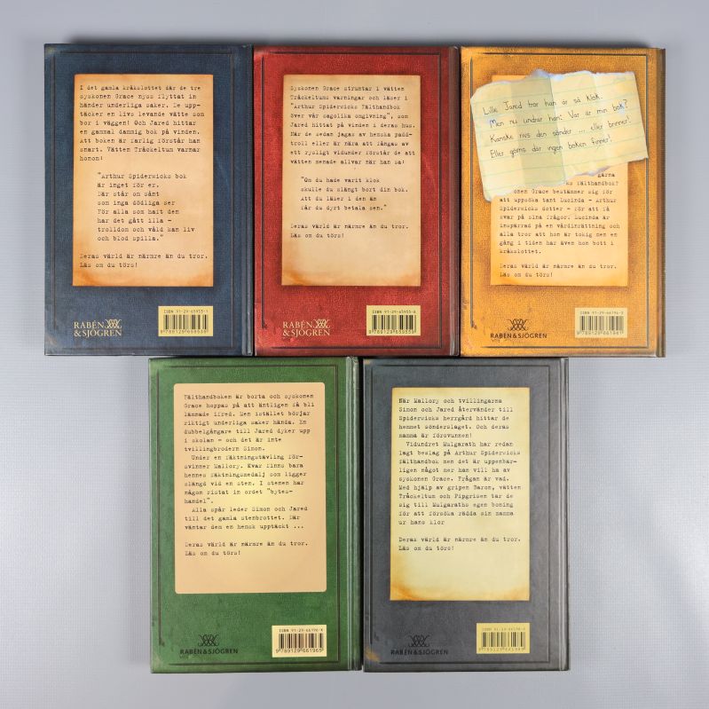 Baksidor av fem Spiderwick-böcker med text och streckkoder