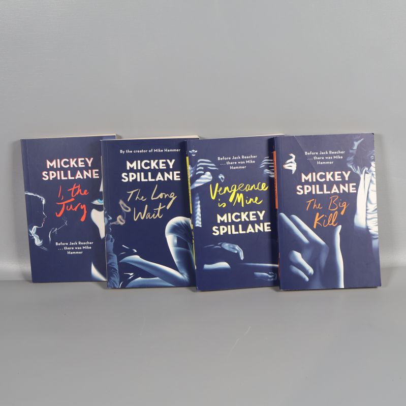 Fyra Mickey Spillane-böcker uppradade med omslagen framåt