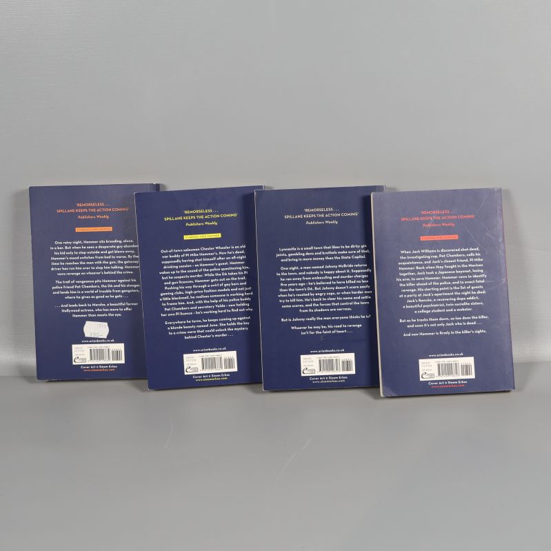 Fyra Mickey Spillane-böcker med ryggarna synliga liggande på varandra