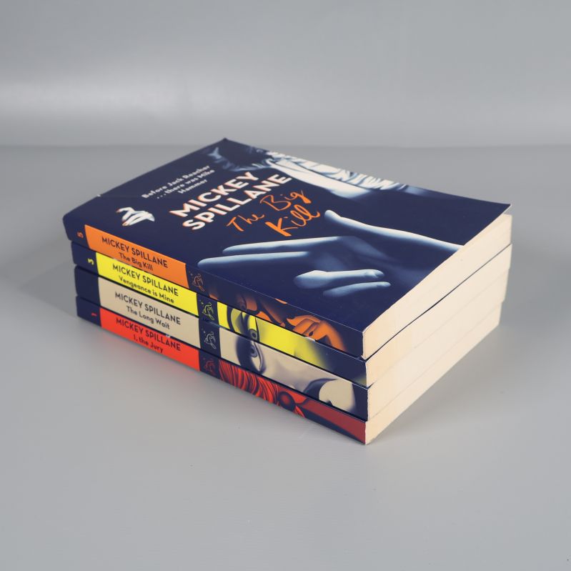 Fyra Mickey Spillane-böcker staplade uppifrån med ovansidan synlig