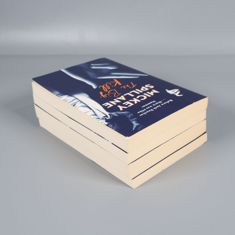 Fyra Mickey Spillane-böcker staplade uppifrån med ovansidan synlig