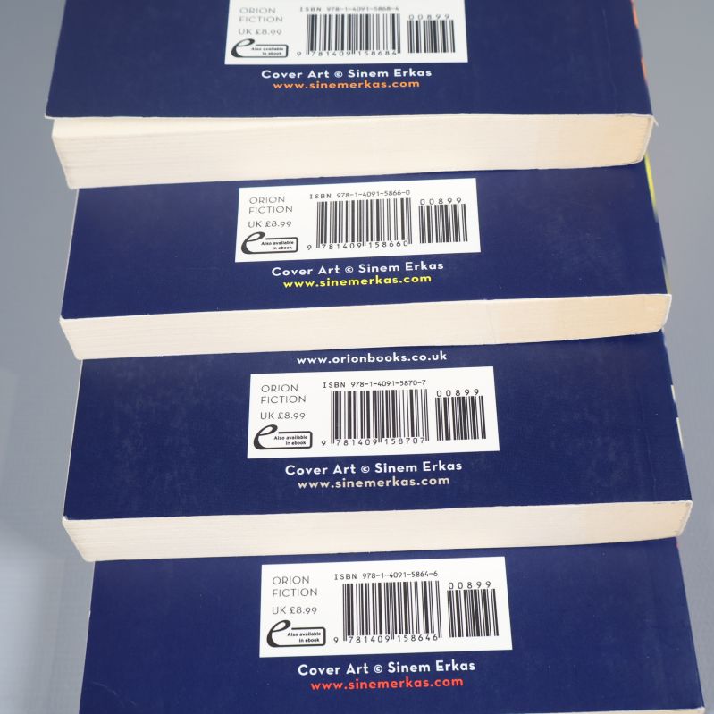 Baksidor av fyra Mickey Spillane-böcker med ISBN och beskrivning