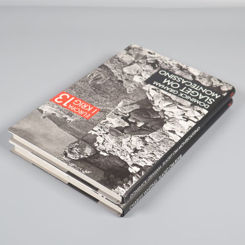 Bokpaket med två böcker staplade med synligt omslag och rygg