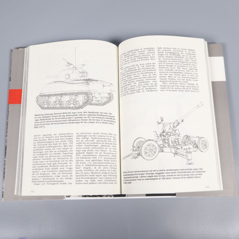 Inslag i bok med illustrationer av pansarvagn och luftvärnskanon samt svensk text