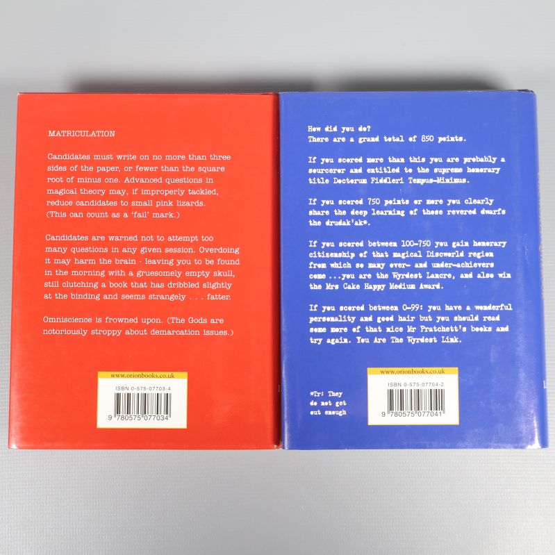 Böckernas baksidor med markanta färger, text och synliga ISBN-koder