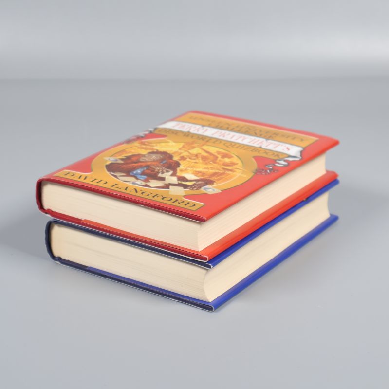 Bokpaketet sett från sidan, visar boksidor och framsida