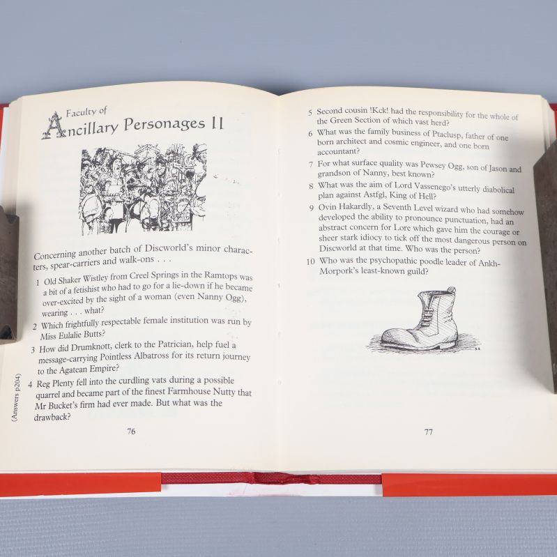 Uppslag med quizfrågor och illustrationer från en av böckerna