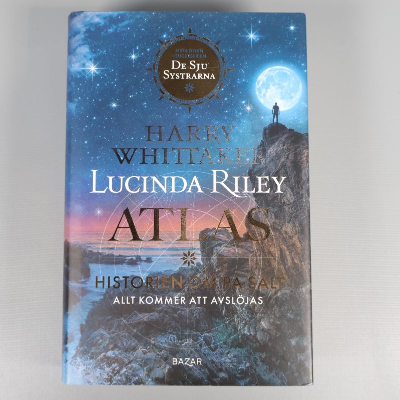 Framsida av Atlas – historien om Pa Salt, stjärnhimmel och kustmotiv