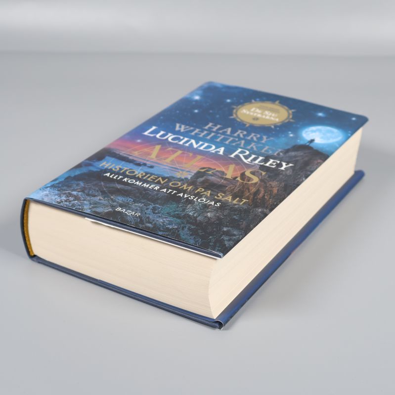 Atlas – historien om Pa Salt liggande med blått omslag och tjock bokblock