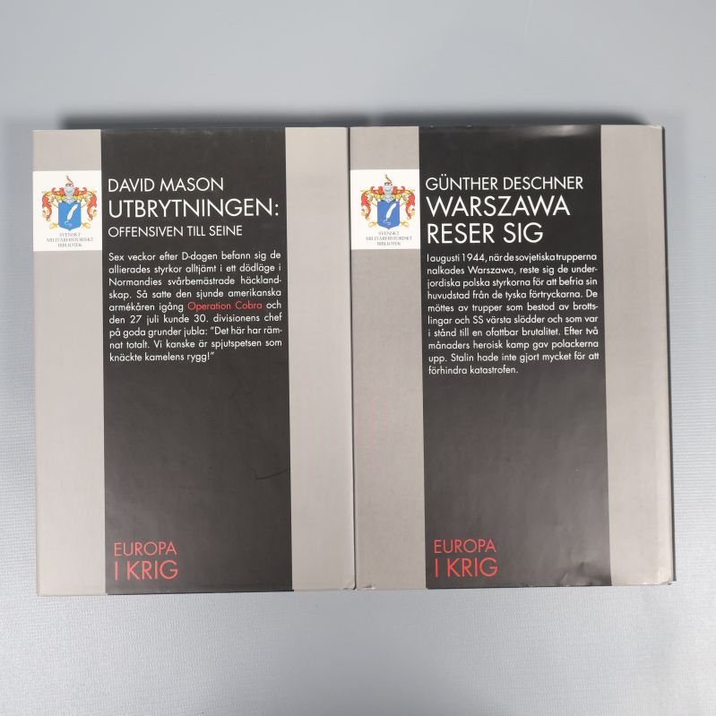 Böckernas baksidor med beskrivande text och logotyp