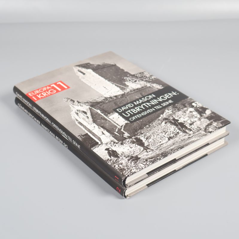 Två böcker i stapel, fokus på framsidan av Utbrytningen: offensiven till Seine