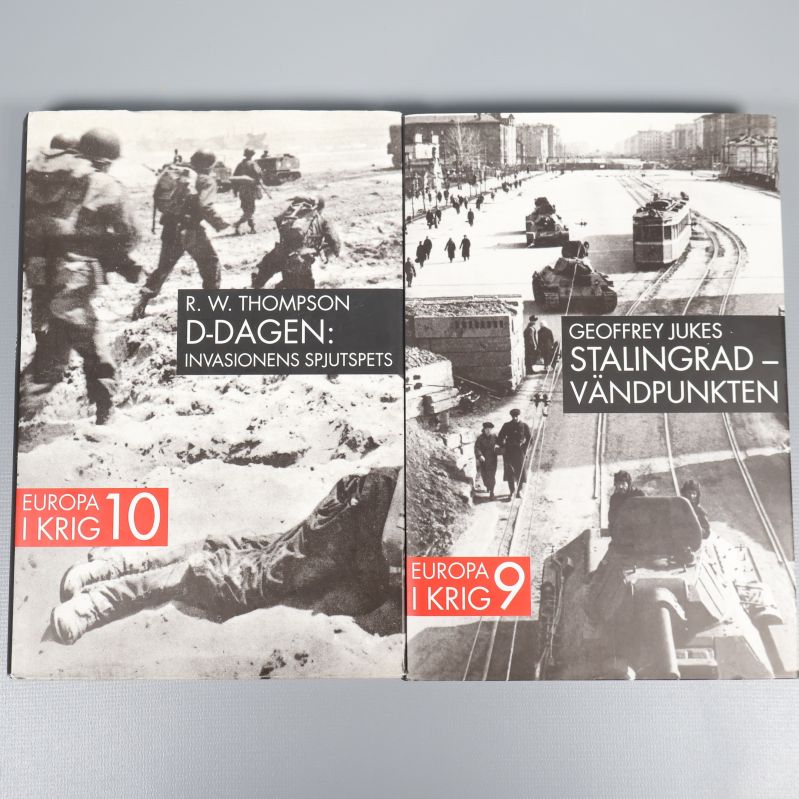 Två böcker med svartvita omslag om Stalingrad och D-dagen