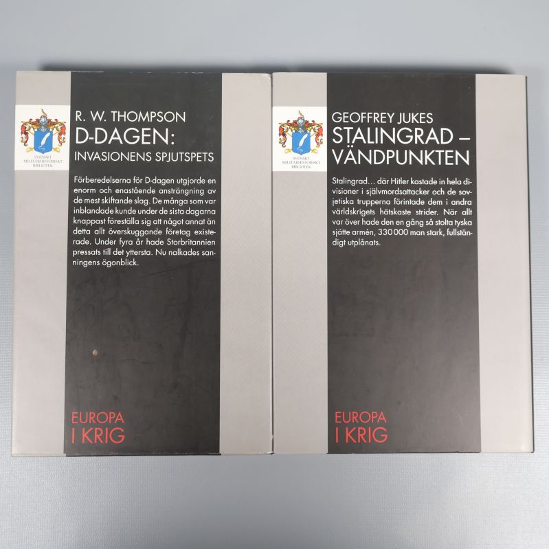 Baksidor av böckerna med sammanfattande texter om historiska händelser