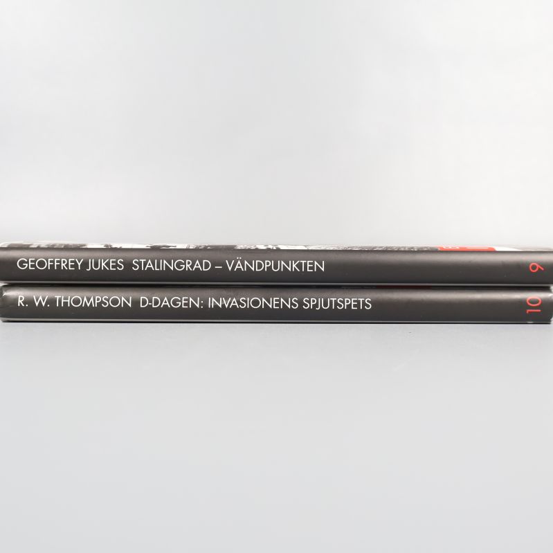 Ryggarna av böckerna med tydliga titeltexter och nummer