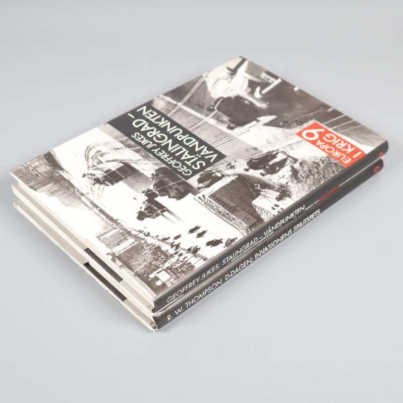 Bokpaket i stapel med synliga omslag och ryggar