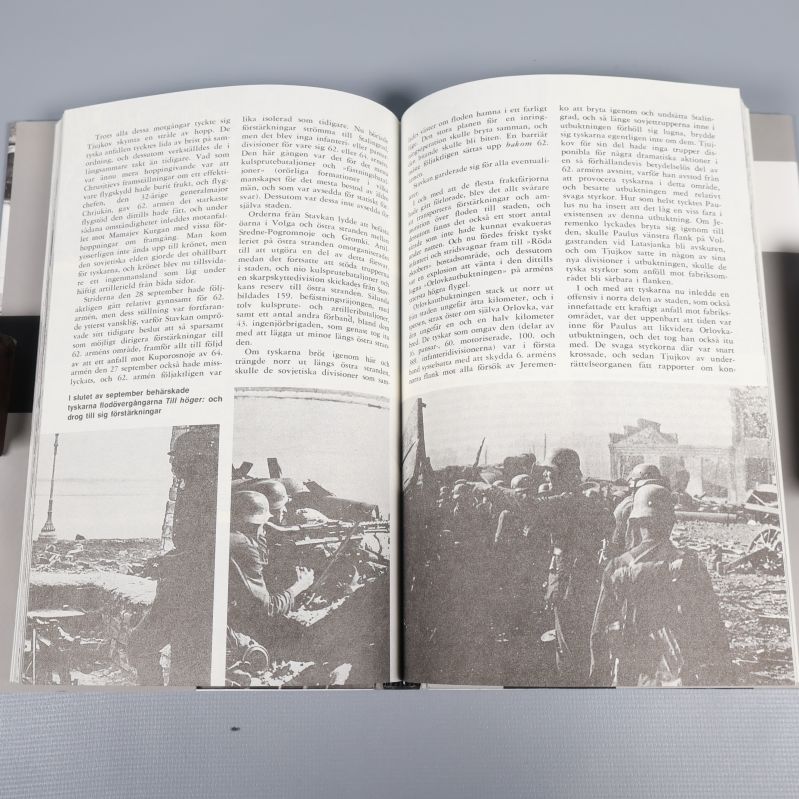 Uppslagna sidor med text och svartvita historiska foton